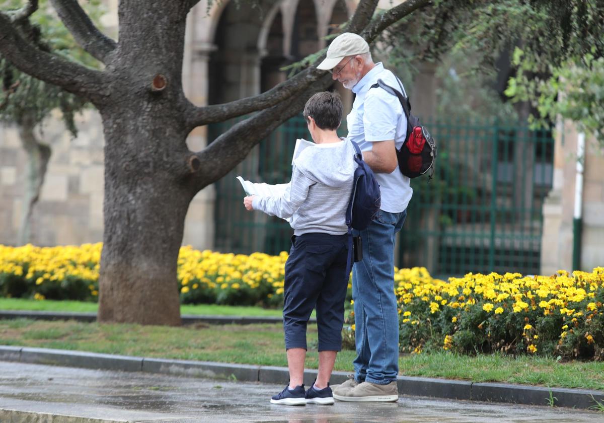 Dos turistas pasean por Avilés.