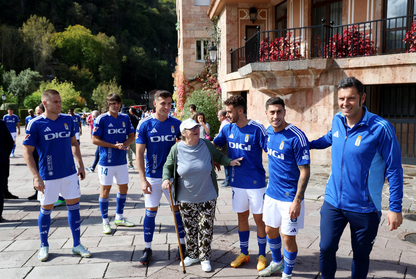 La Santina bendice al Real Oviedo, en imágenes