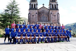 Martín Peláez, en el centro, rodeado de la plantilla y el cuerpo técnico del Real Oviedo.