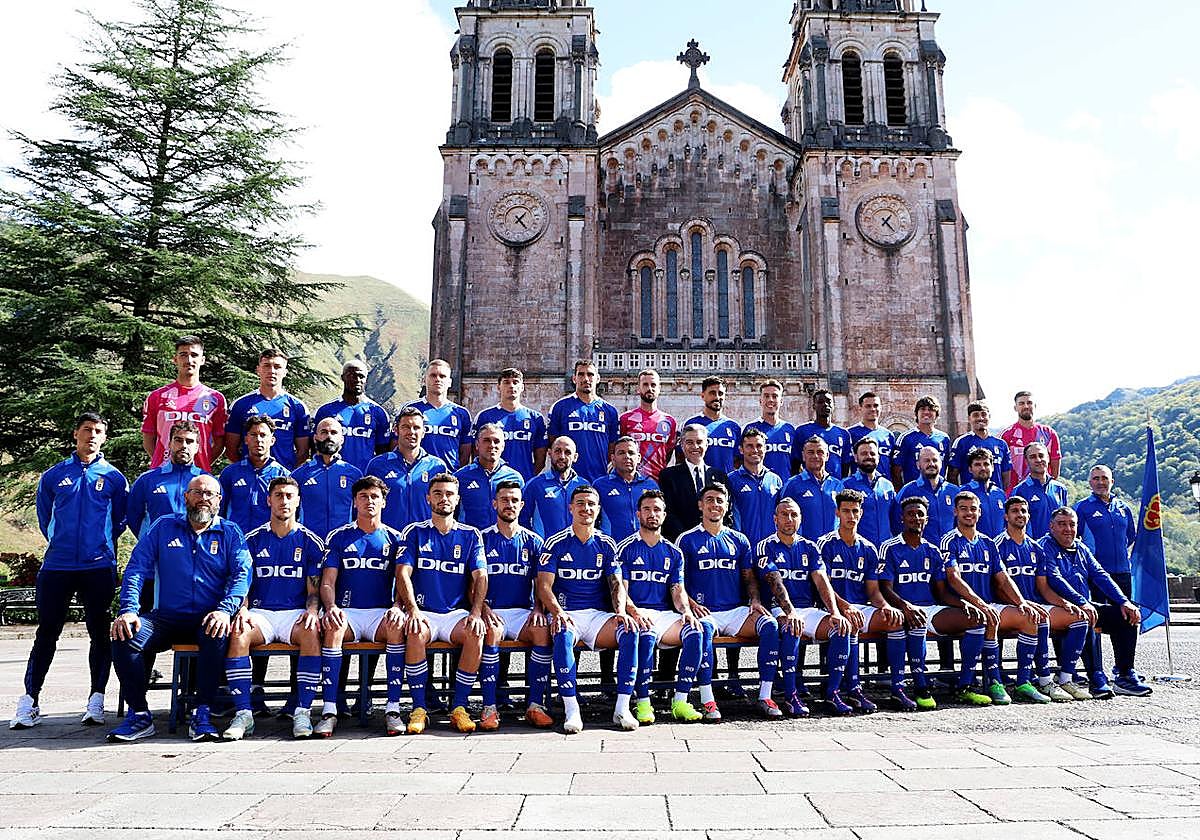 Martín Peláez, en el centro, rodeado de la plantilla y el cuerpo técnico del Real Oviedo.