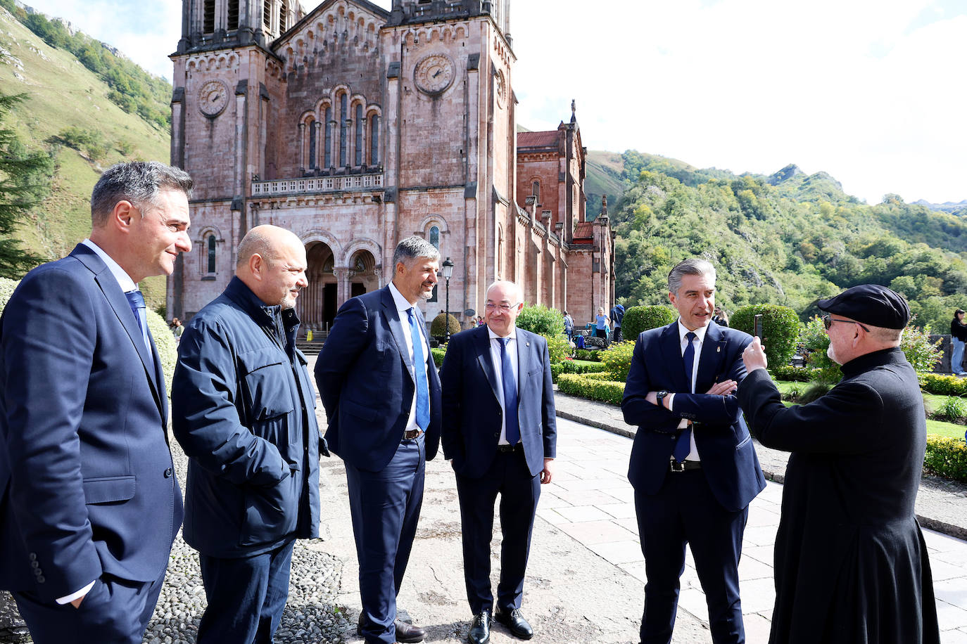 La Santina bendice al Real Oviedo, en imágenes