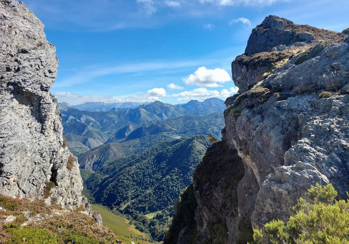 Todo el trayecto hasta la cima del Visu La Grande se adorna de amplias y bellas visiones montañosas hacia los cuatro horizontes, conformando una excursión de enormes vistas imprescindible si se quiere contemplar, desde lugares privilegiados, todos los contrastes y detalles que inundan Redes de abajo a arriba.