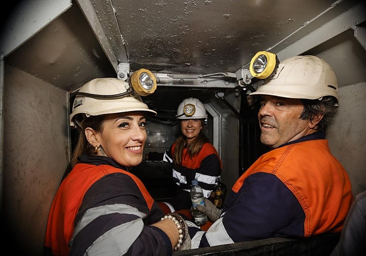 Beatriz Rodríguez, Inés Paz y Paco Grande, dentro del pozo Sotón.