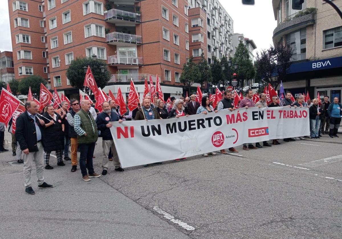 Concentración convocada por CC OO y UGT, en Oviedo, tras el accidente mortal ocurrido en Cancienes.