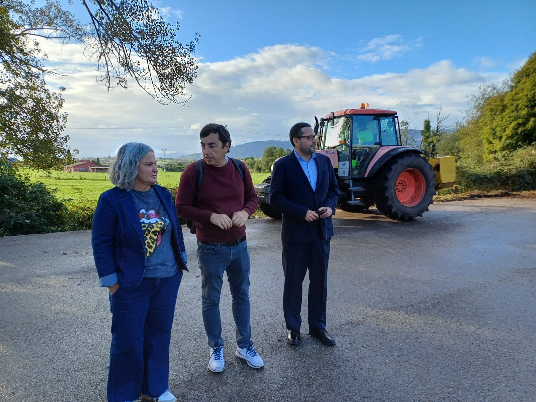 Eva María Pérez, Gerardo Sanz y Christian Merino, en el nuevo aparcamiento público en Posada de Llanera.