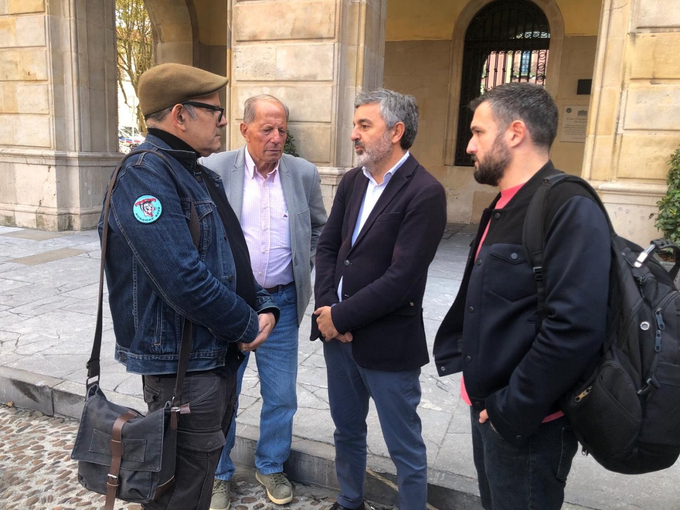 Carlos Arias e Indalecio Rodríguez, de la asociación de La Calzada, con Alejandro Calvo y Jorge García.