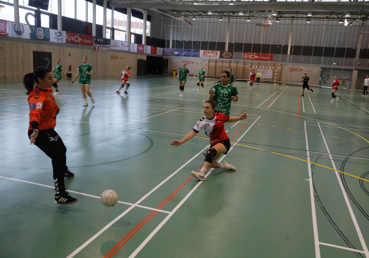 Un lance del encuentro entre el Balonmano Gijón y el Rocasa Gran Canaria del sábado pasado en La Tejerona.