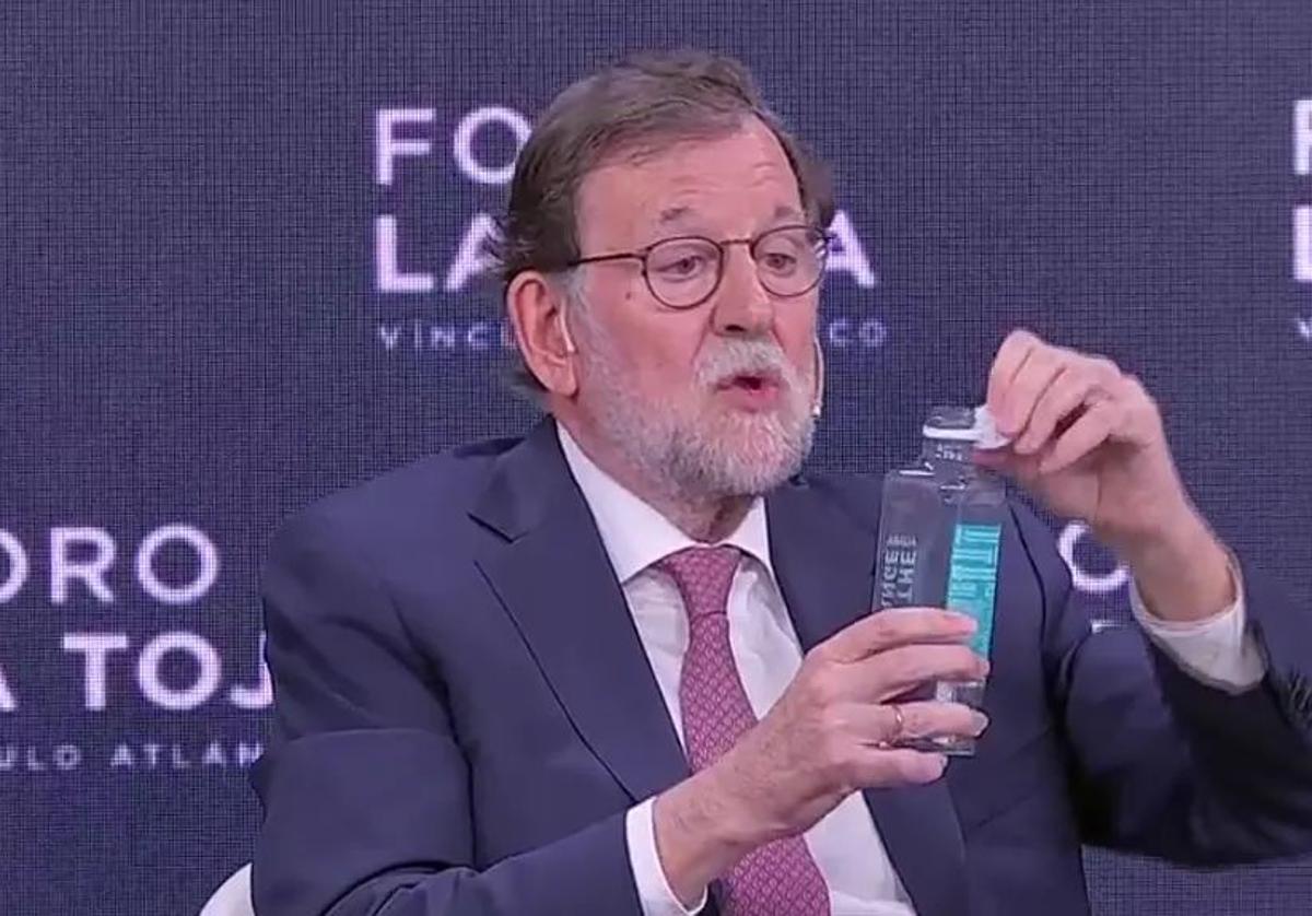 El momento viral de Mariano Rajoy al intentar abrir una botellas de agua con los nuevos tapones.