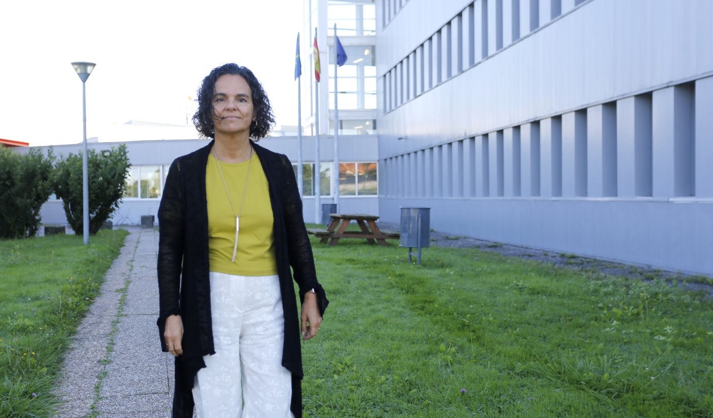 Inés Suárez Ramón, directora de la EPI, posa frente al Edificio Polivalente.