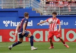 Los jugadores, en una acción durante el Eibar - Sporting de Gijón.