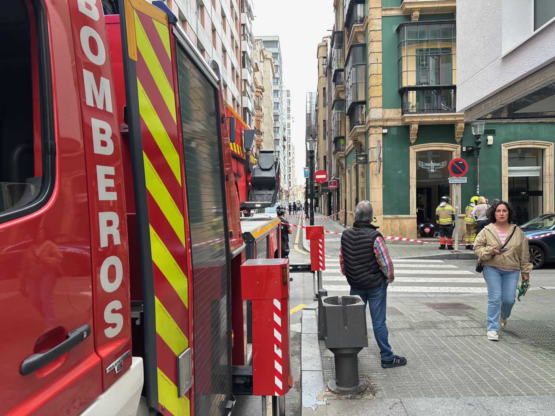 Imágenes del incendio en la calle San Agustín en Gijón