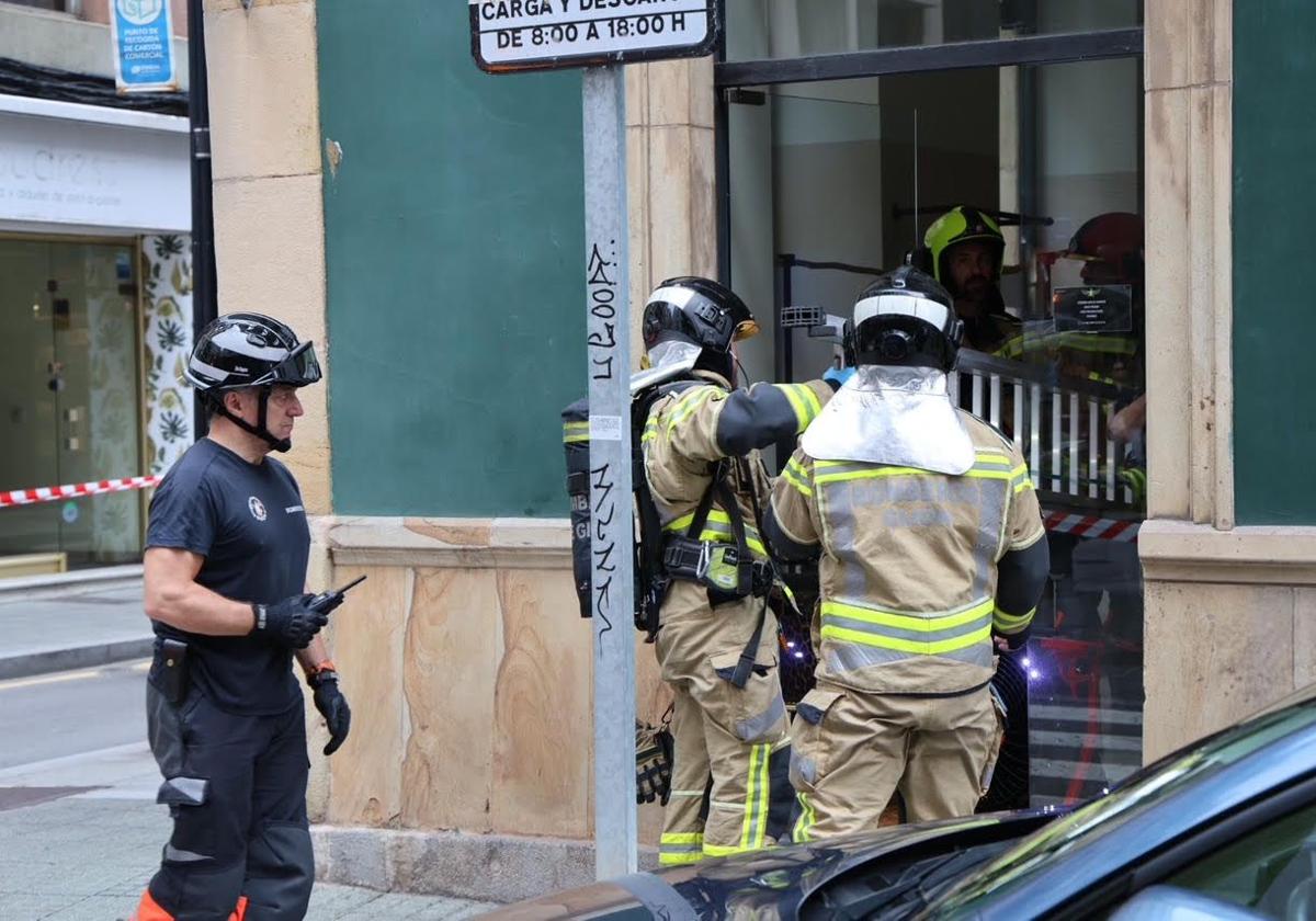 Imágenes del incendio en la calle San Agustín en Gijón