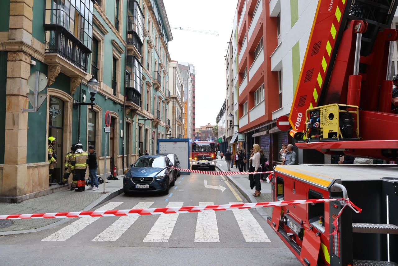 Imágenes del incendio en la calle San Agustín en Gijón