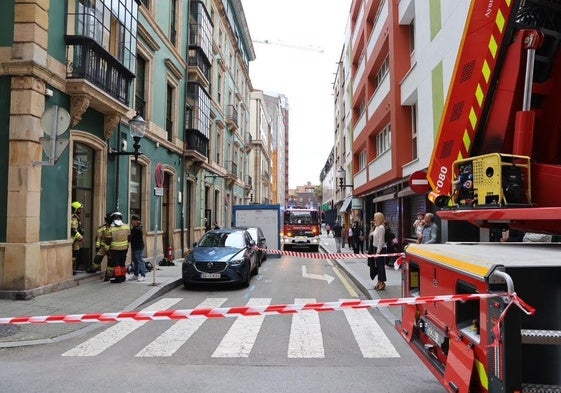 Amplio dispositivo en la calle San Agustín en Gijón donde se produjo un incendio