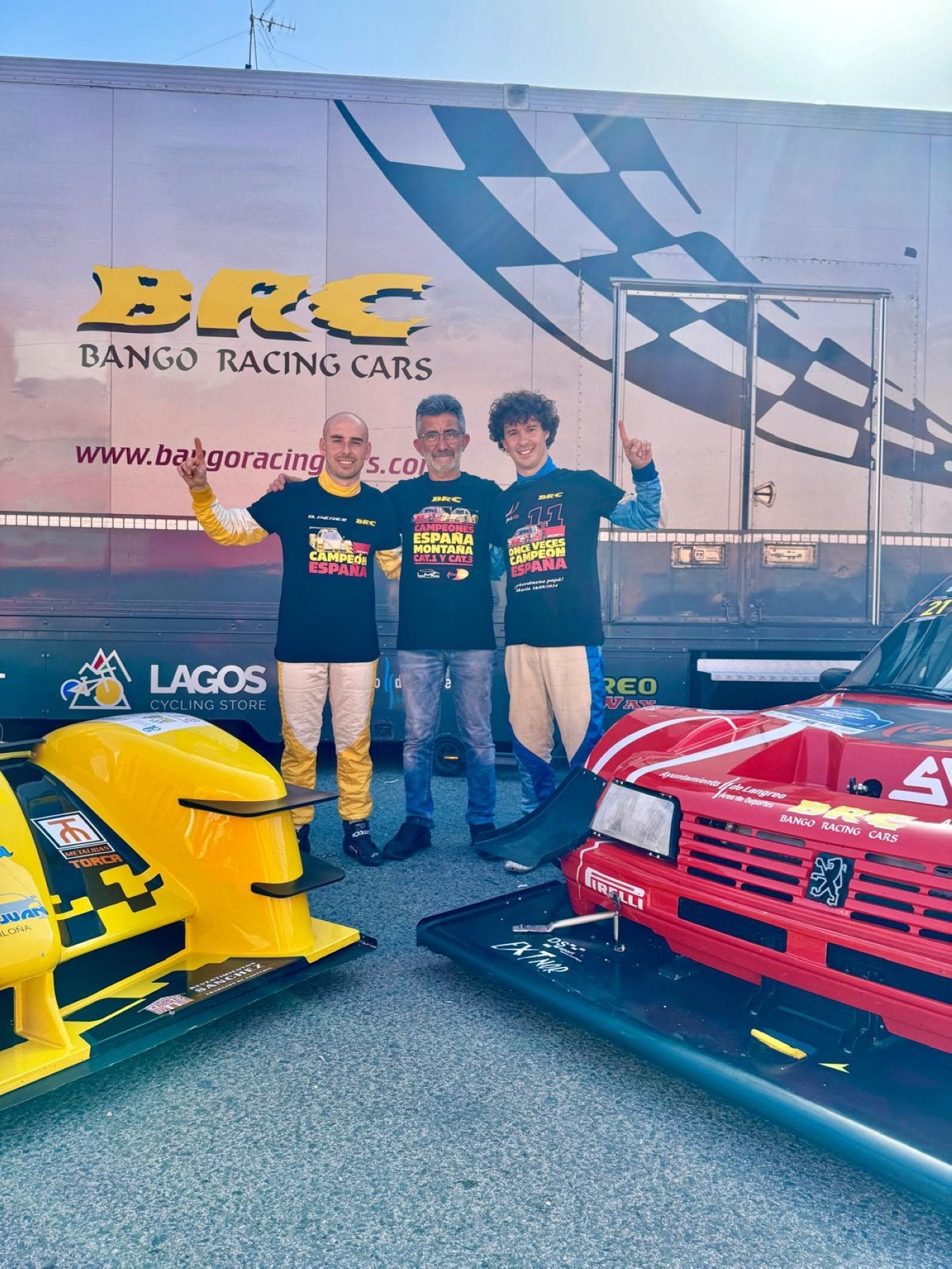 Pérez, Jesús Bango y Villa, con las camisetas conmemorativas.