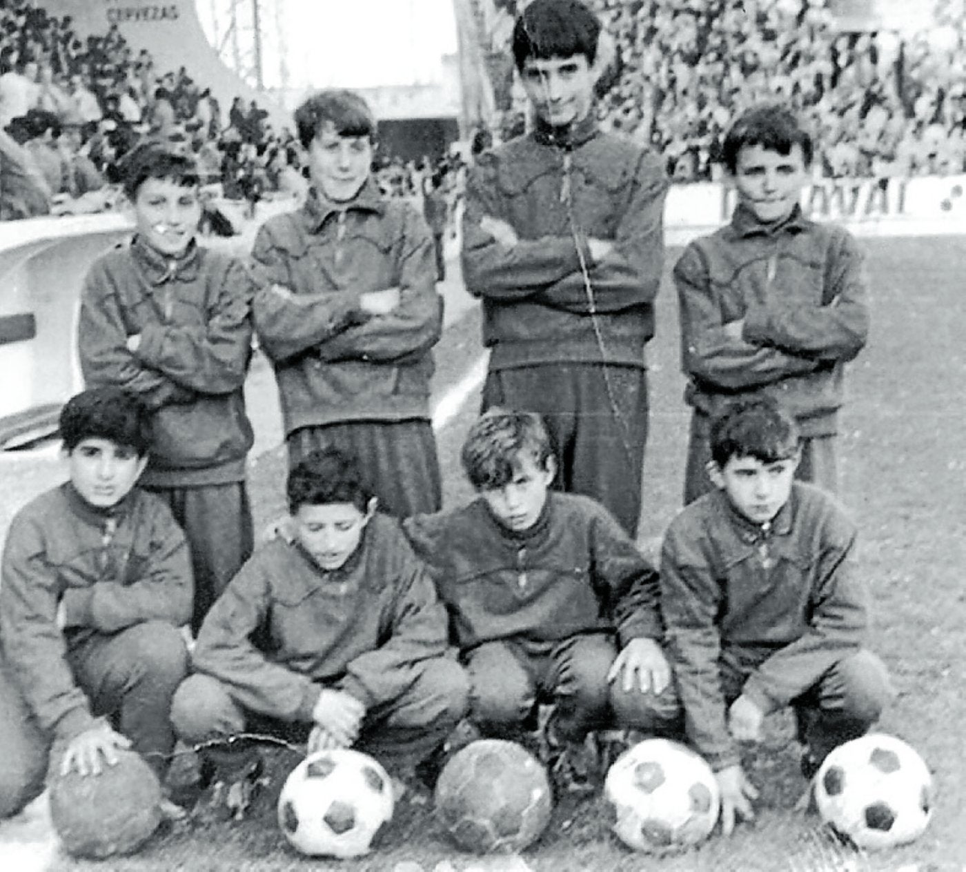El niño Hernán Piniella, arriba a la izquierda, con los recogepelotas de El Molinón en 1970, año del cuarto ascenso a Primera División.