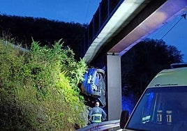 Un herido al empotrar su coche entre un talud y un pilar en Aller