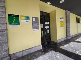 La biblioteca y la oficina de turismo de Pravia comparten sede.