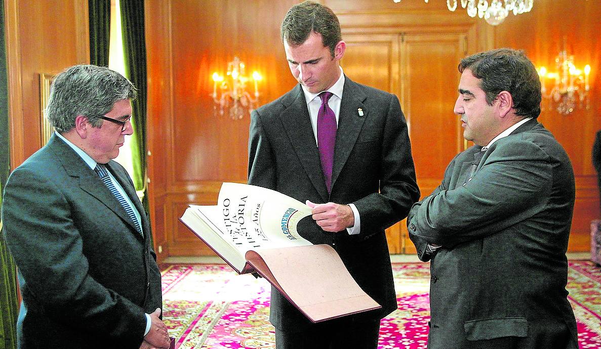 En la recepción con motivo del 125 aniversario del periódico, en el Reconquista y dentro de los actos paralelos a los Premios Príncipe de 2003, junto al entonces director general, Julio Maese.