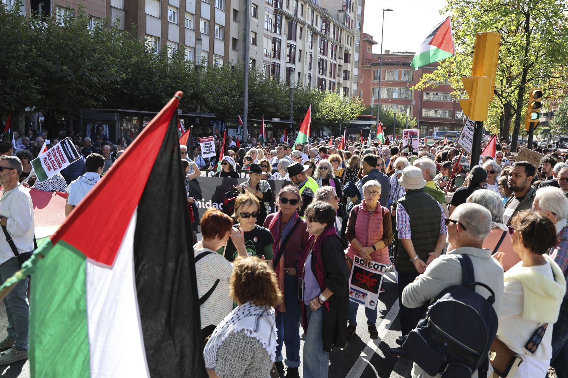 Más de un millar de personas se manifiesta en Gijón en apoyo a Palestina