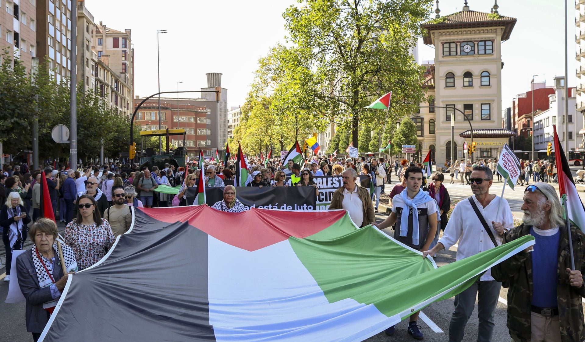 Más de un millar de personas se manifiesta en Gijón en apoyo a Palestina