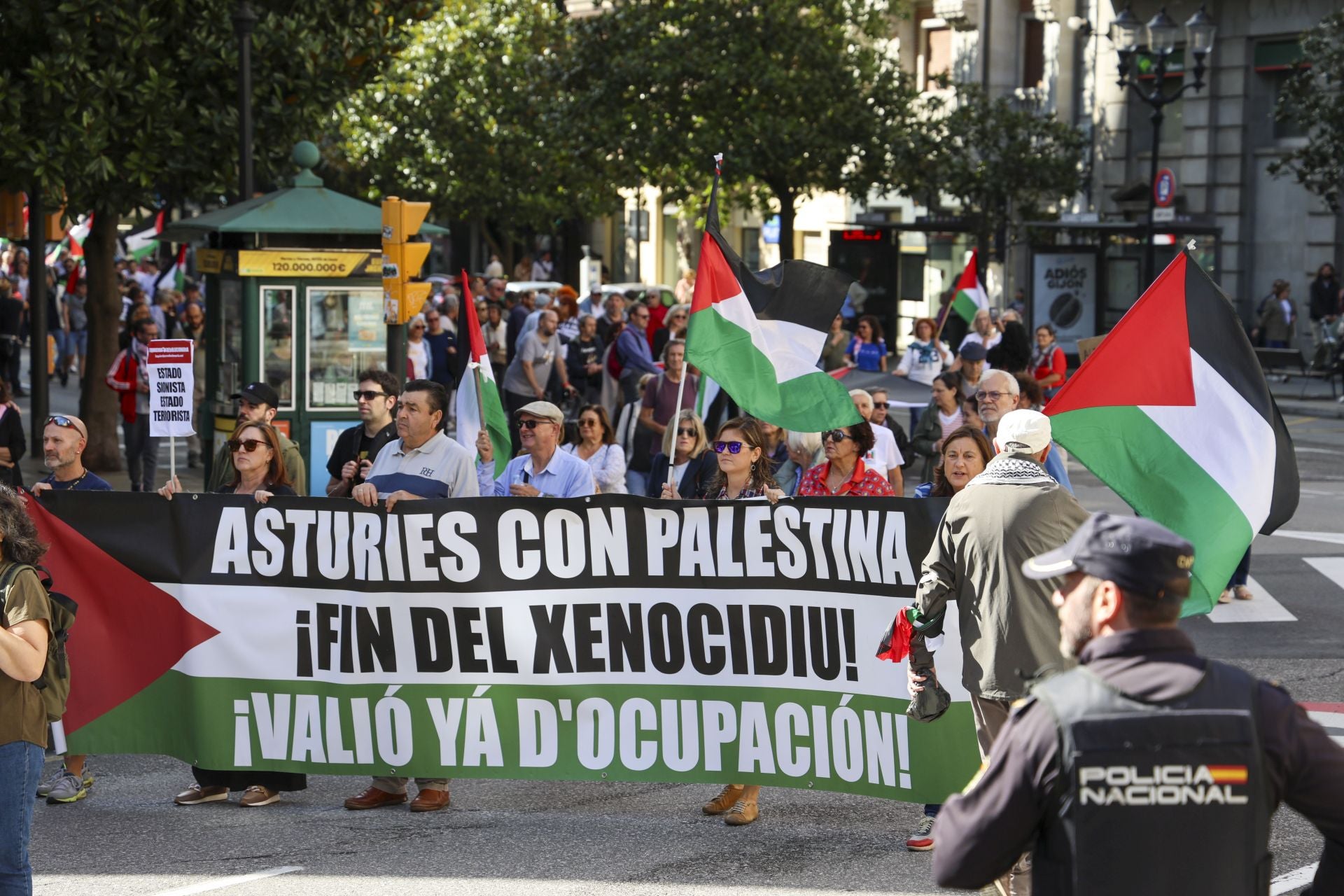 Más de un millar de personas se manifiesta en Gijón en apoyo a Palestina