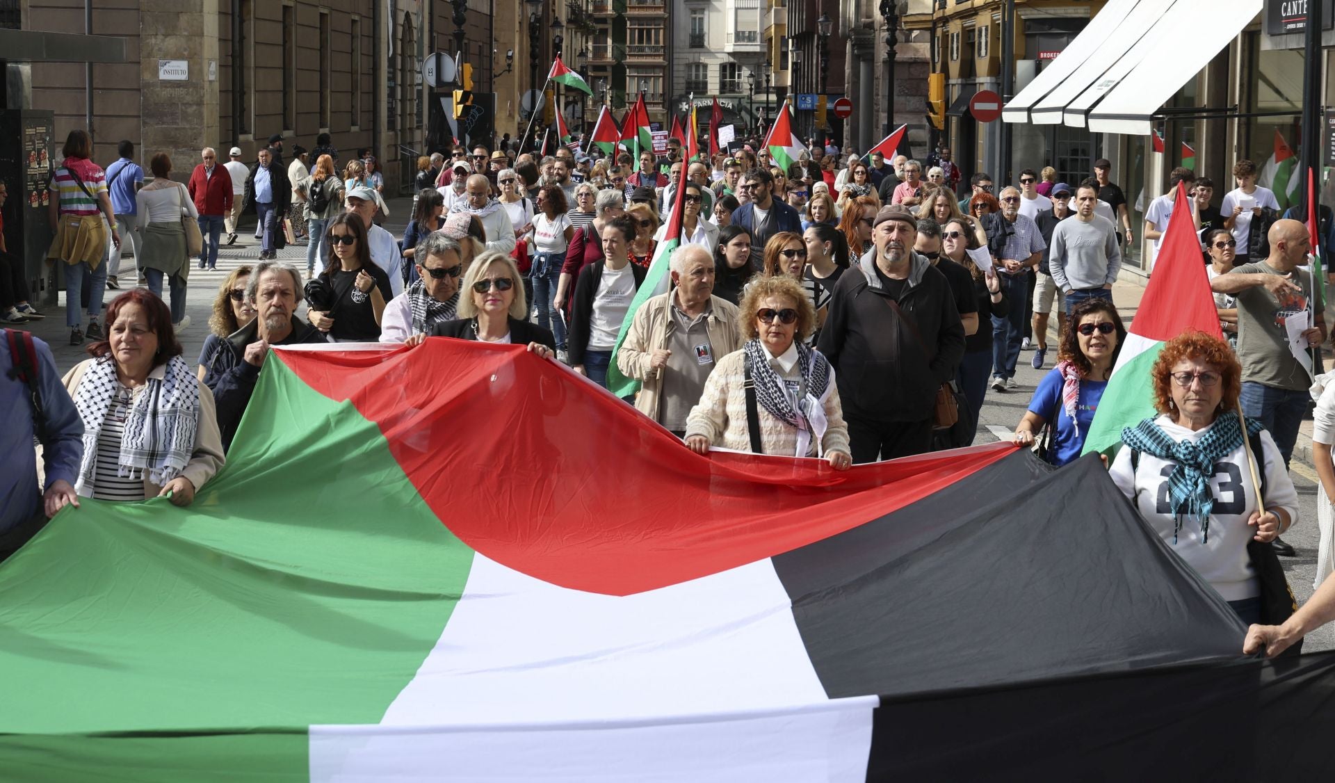 Más de un millar de personas se manifiesta en Gijón en apoyo a Palestina