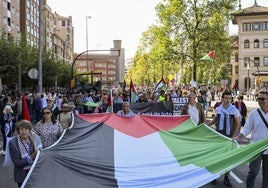 Asistentes a la manifestación celebrada este domingo en Gijón en apoyo a Palestina.