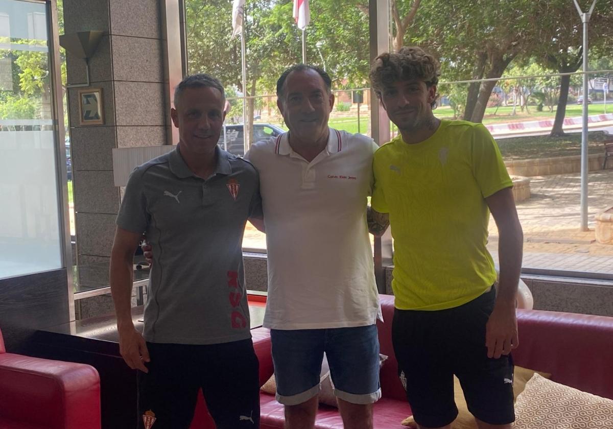 Juanmi, en el hotel de concentración del Sporting, cuando el equipo visitó Almería a finales de agosto, entre su hijo, César Gelabert, y Lobelle.