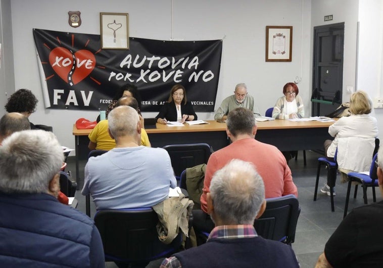 Reunión de la directiva de la federación vecinal, con una pancarta reivindicativa de fondo, ayer, en su sede.