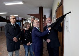 El rector y el arquitecto Pepe Fernández Vázquez de Prada, durante el acto organizado en la Facultad de Medicina por Docomomo.