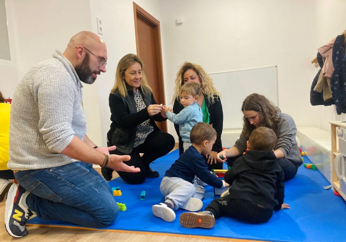 El alcalde de Santa Eulalia de Oscos, la consejera de Educación y las maestras jugando con los niños.