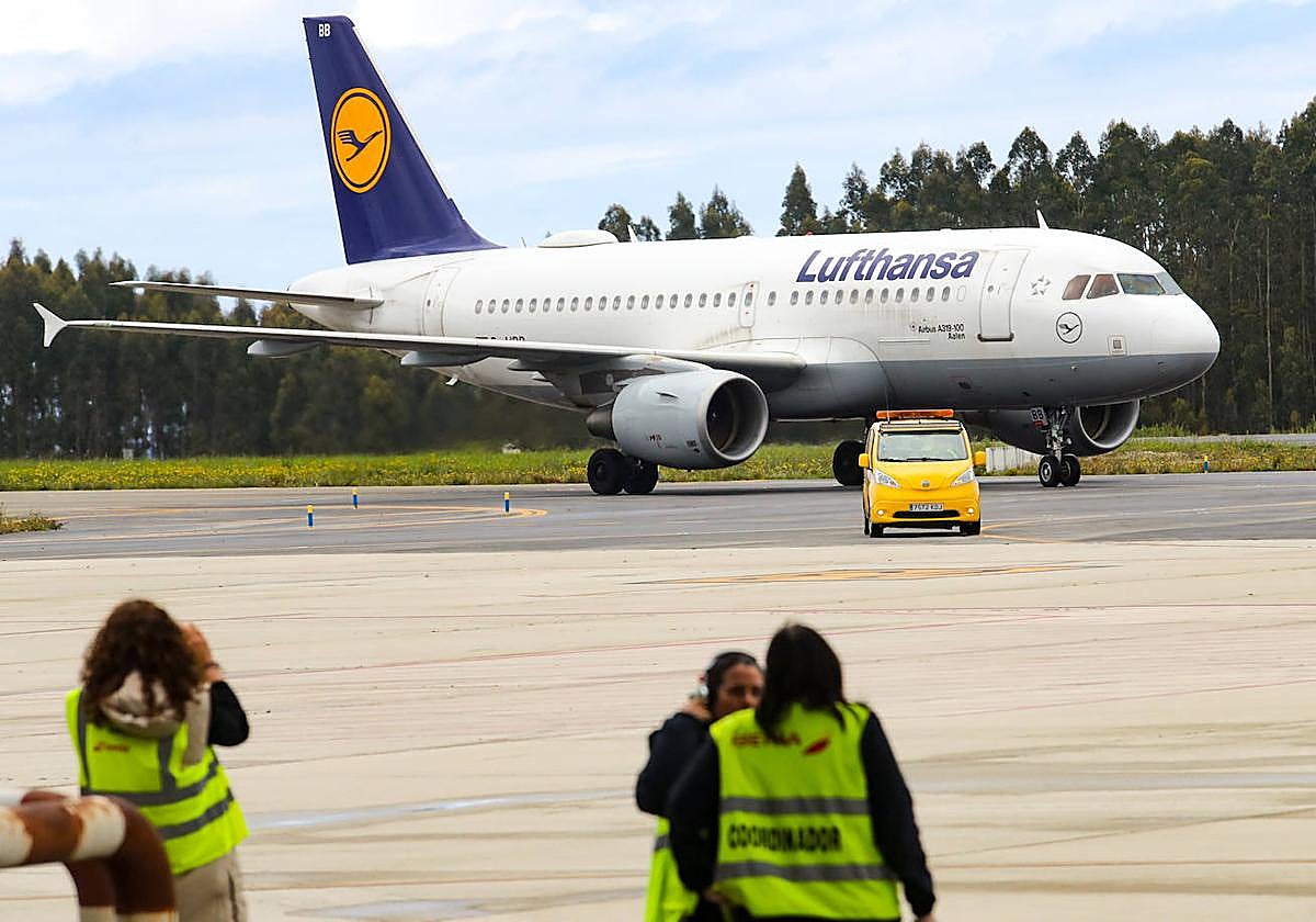 Un avión de Lufthansa en el aeropuerto asturiano.