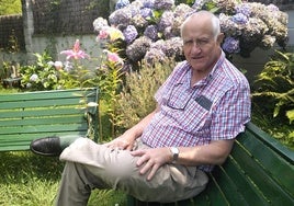 Juan Ignacio Martínez Villamil, en el jardín de su casa en Navia.