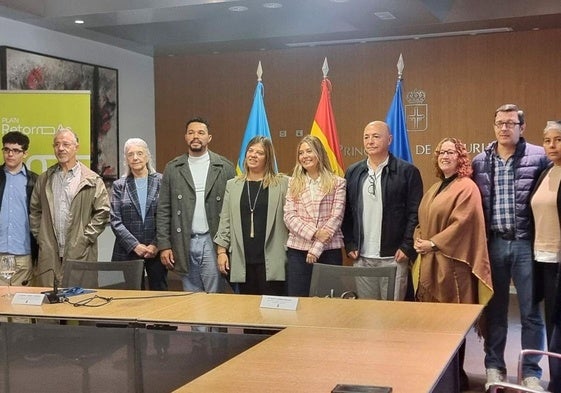 Los asturianos retornados se reúnen con la vicepresidenta del Principado, Gimena Llamedo, en Oviedo.