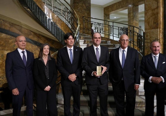 Ginés de Rus, Teresa Garcia-Milá, Borja Sánchez, Eduardo Dávila, Josep Oliu y Pablo Junceda, en la entrega del premio.