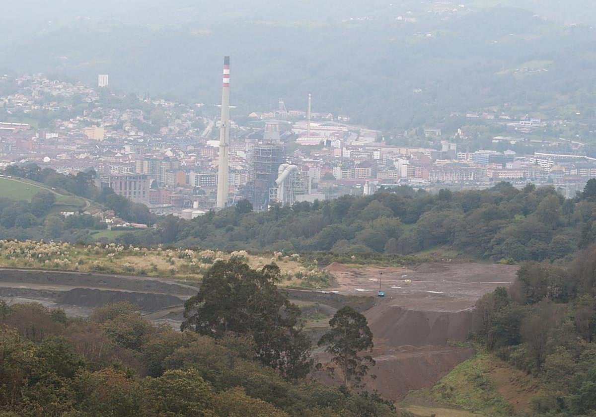 La escombrera de Lada que ahora usa Hunosa, con La Felguera al fondo.