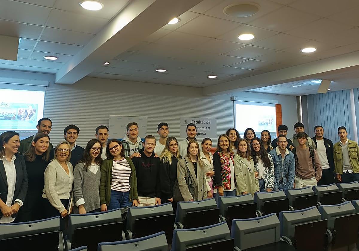 Reyes Ceñal y Carmen Benavides, con los participantes en la presentación del programa de mentoring.