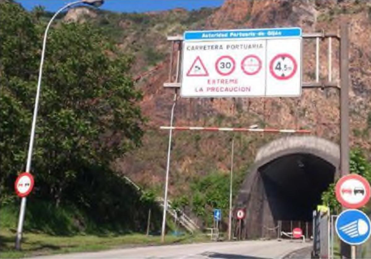 Boca este de la entrada del antiguo túnel de Aboño, a los pocos meses de su cierre al tráfico.