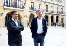 El portavoz socialista, Carlos Fernández Llaneza, a la derecha, con Javier Ballina.