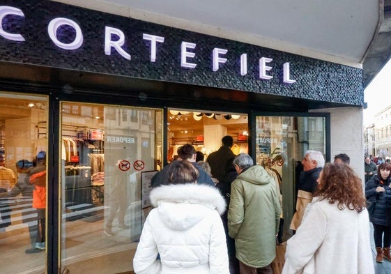 Clientes en la tienda de Cortefiel en Gijón.