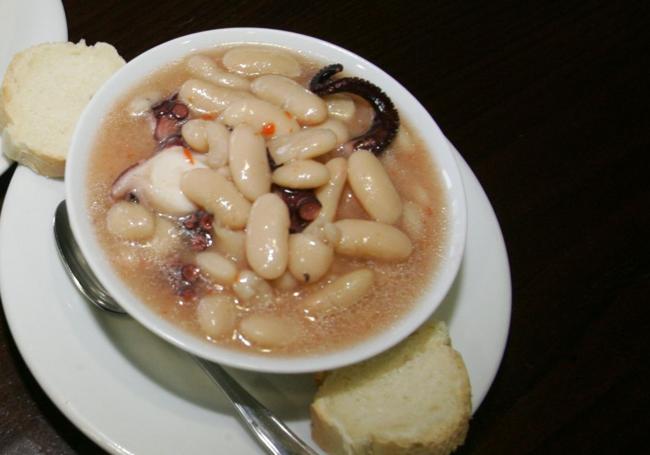 Un plato de fabes con pulpo.