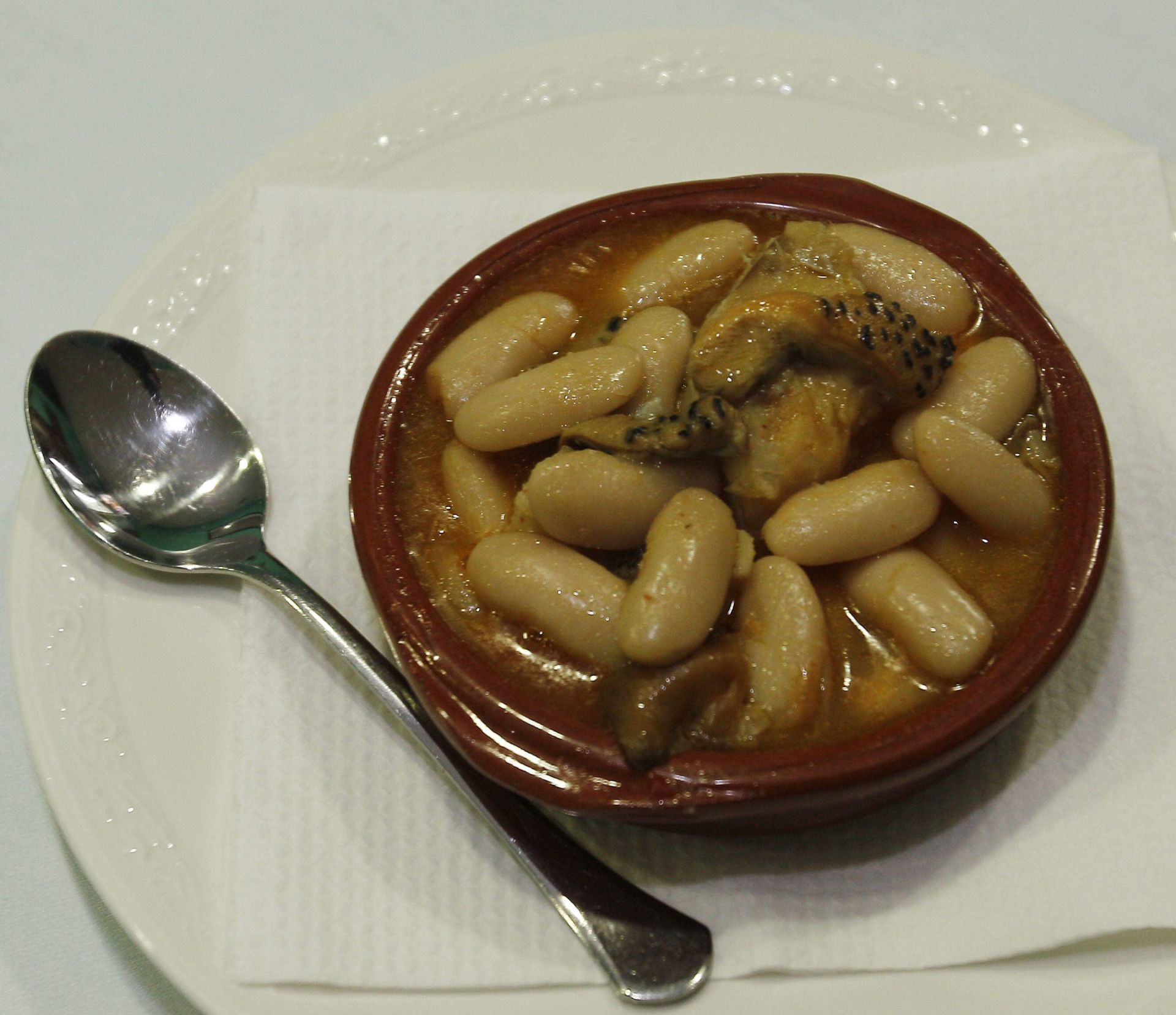 Un plato de fabes con setas.