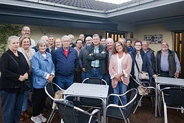 La directiva de Les Caseríes posa antes de su reunión de ayer para analizar el problema de los accesos a El Musel.