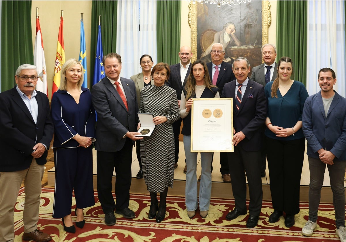 Félix Baragaño entrega de la medalla del centenario de la Feria a la alcaldesa de Gijón en presencia de los portavoces de todos los grupos municipales y de parte del equipo de la Cámara de Comercio