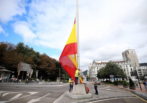 Bandera de España que luce en Oviedo.