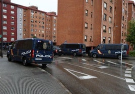 Una decena de furgones policiales se ha desplazado hasta el barrio de La Magdalena, en Avilés.