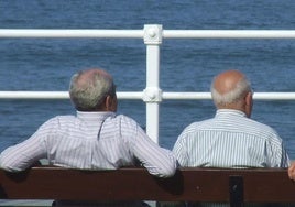 Dos jubilados miran el mar.