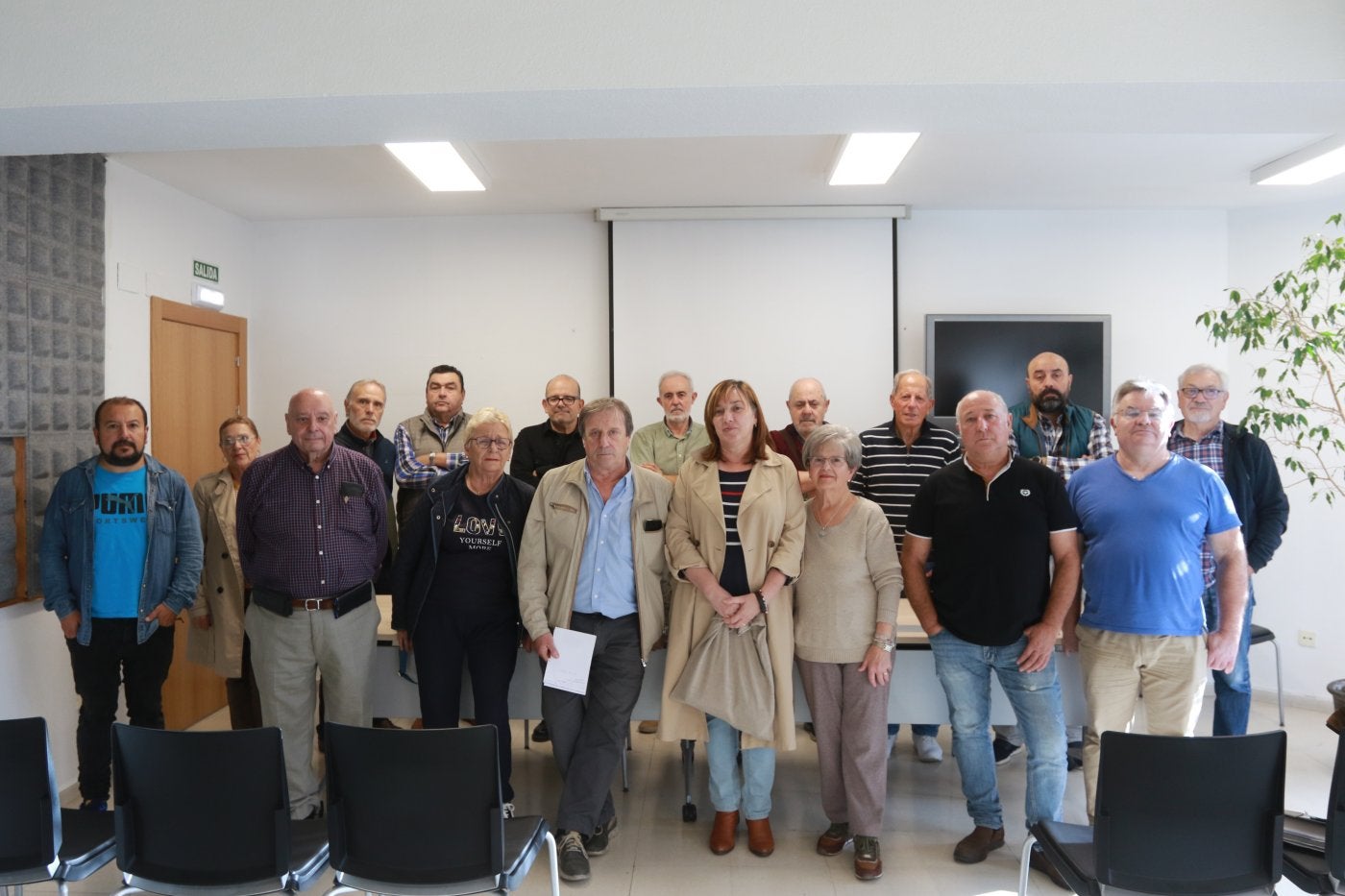 Representantes de las federaciones vecinales urbana y rural con las asociaciones de la zona oeste antes de la reunión conjunta en el Ateneo de La Calzada.