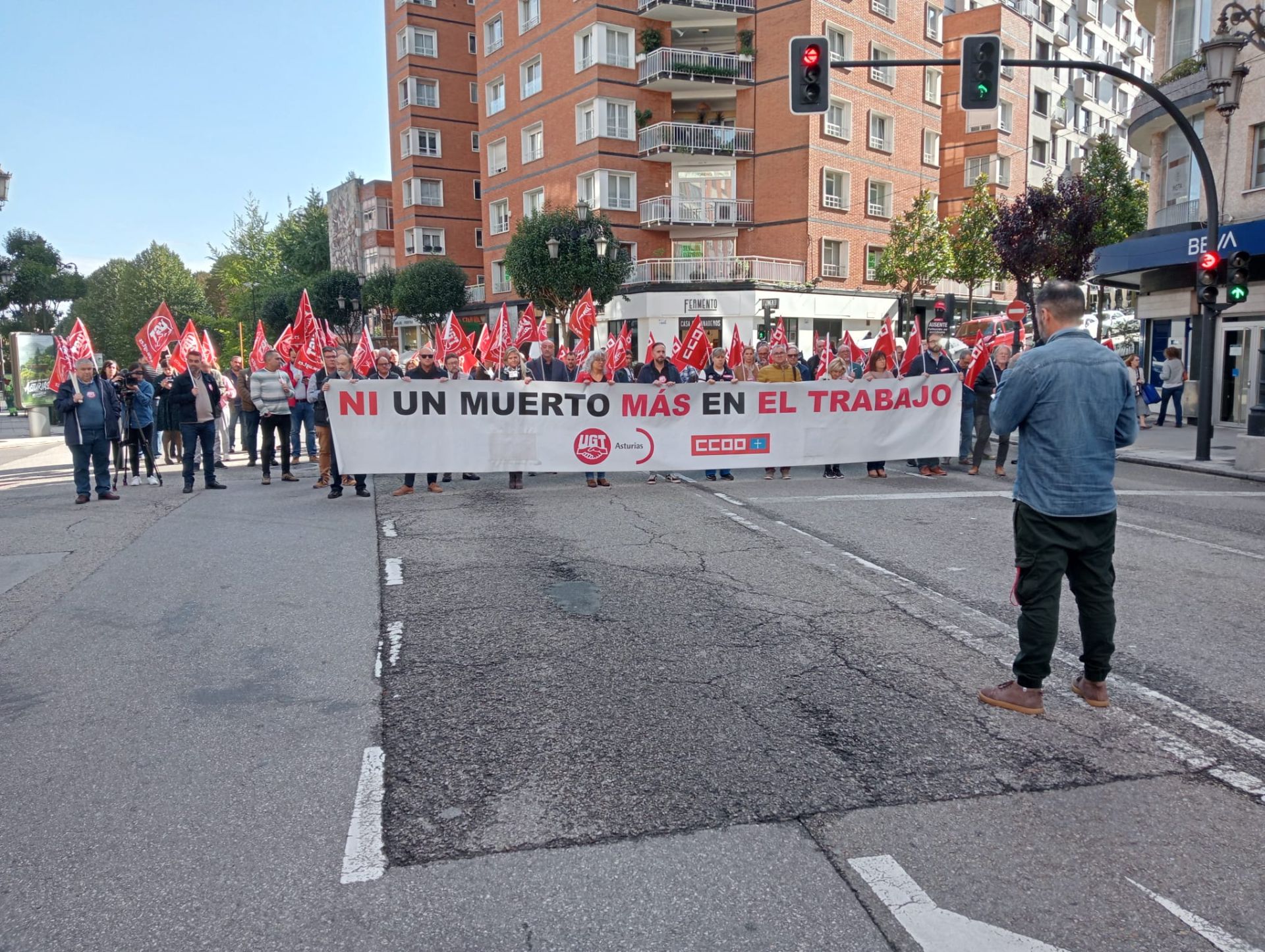 Concentración en Oviedo por los accidentes laborales: «Alguien no está cumpliendo con su deber y no somos nosotros, los que pagamos con nuestra vida»